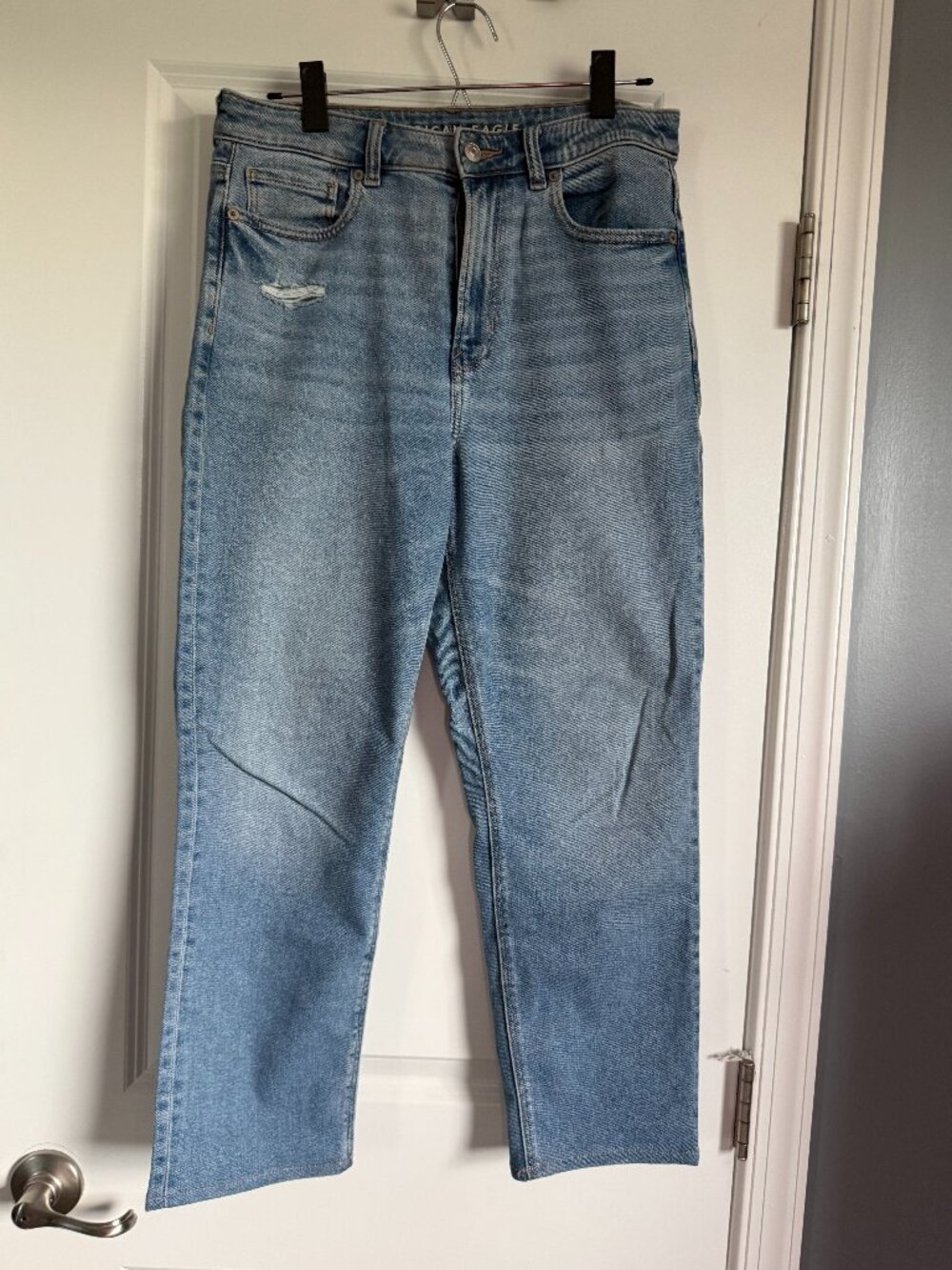 AMERICAN EAGLE High-Waisted Stretch Mom Jeans Light Wash Distressed 8 Short